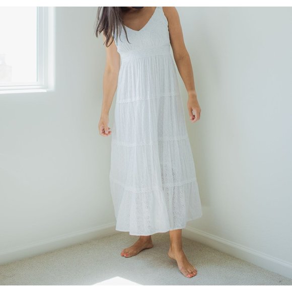 Magic Dresses & Skirts - MAGIC WHITE 100% COTTON CROCHET & EYELET FLOWY SLEEVELESS V-NECK MAXI DRESS M